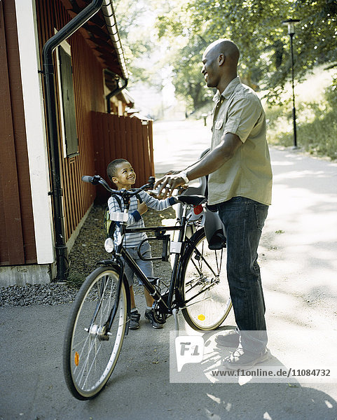 Vater mit Sohn auf dem Fahrrad