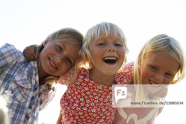 Drei lächelnde Mädchen  Schweden.