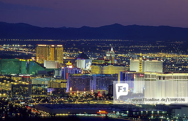 Nordamerika  USA  Nevada  Las Vegas  Blick auf die Stadtlandschaft bei Nacht