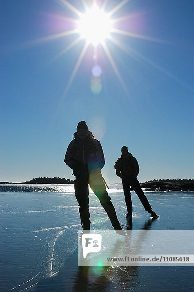 Skandinavien  Schweden  Stockholm  Eislaufen für Paare