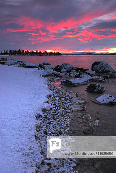 Skandinavien  Norwegen  Hedmark  Blick auf einen See im Winter