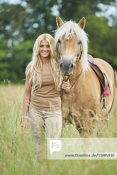 Junge Frau mit Pferd  Bayern  Deutschland  Europa