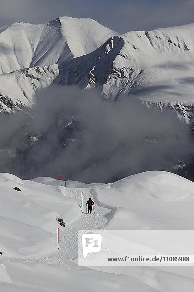Person Skifahren auf schneebedecktem Berg