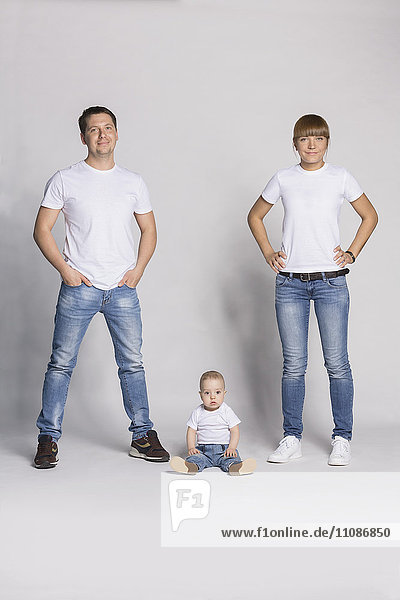 Familienporträt vor weißem Hintergrund