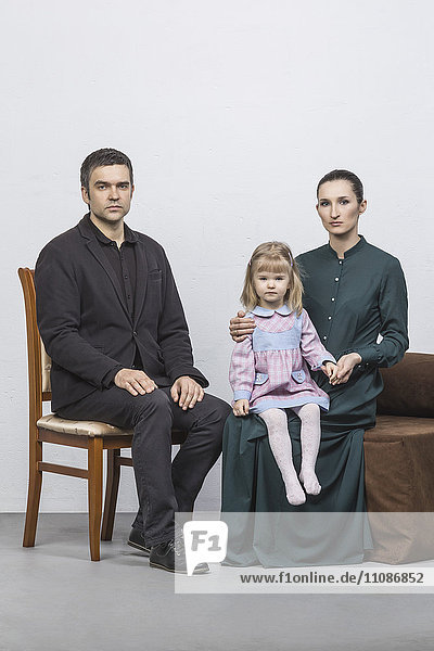 Porträt einer Familie auf weißem Hintergrund