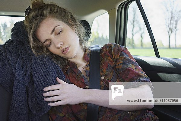 Junge Frau schläft im Auto