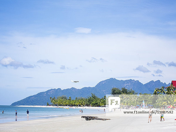 Menschen genießen am Strand in Pulau Langkawi gegen den Himmel