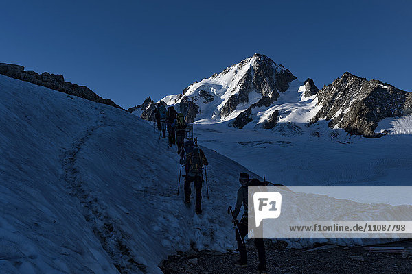 Frankreich  Chamonix  Bergsteiger an der Aiguille du Chardonnet