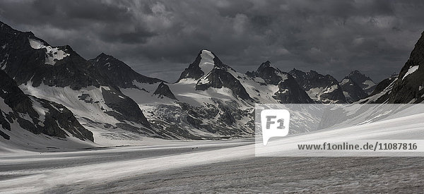 Schweiz  Penninische Alpen  Bergsteiger am Otemmagletscher