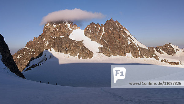 Schweiz  Bergsteiger ab dem frühen Morgen von der Bertolhütte aus