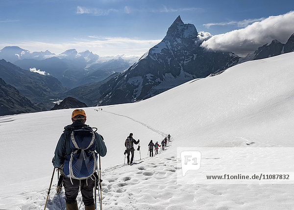 Schweiz  Bergsteiger auf dem Weg zum Matterhorn