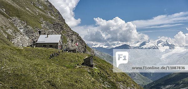 Schweiz  Wanderer auf der Schonbielhütte
