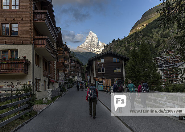 Schweiz  Wanderer in Zermatt mit Matterhorn im Hintergrund