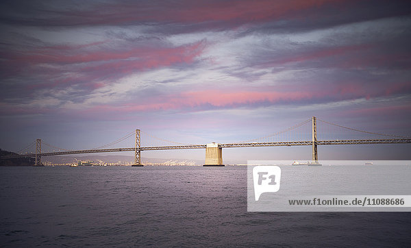 USA  Kalifornien  Bay Bridge bei Sonnenuntergang