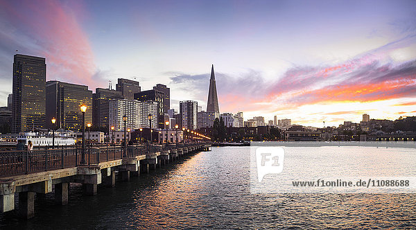 USA  Kalifornien  San Francisco  Skyline  Pier 7 bei Sonnenuntergang