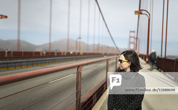 USA  San Francisco  Tourist auf der Golden Gate Bridge