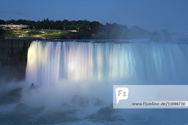 Kanada  Ontario  Niagarafälle  Ontariosee am Abend