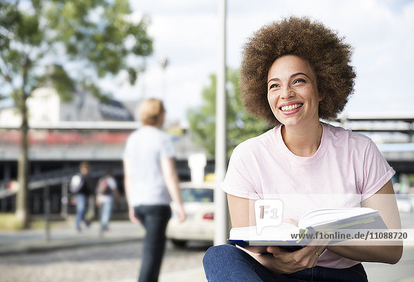Junge Frau beim Lesen  Outdoor