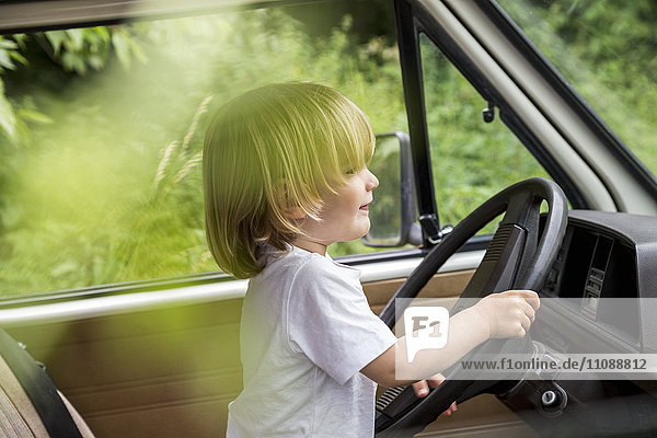 Kleinkind am Steuer eines Lieferwagens sitzend
