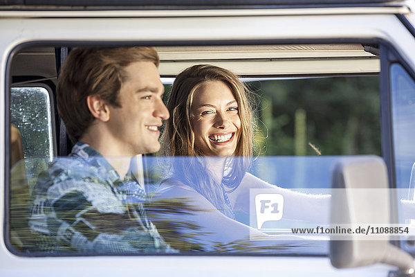 Glückliches junges Paar im Van