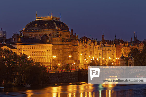 Tschechische Republik  Prag  Nationaltheater bei Nacht