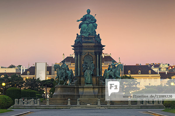 Österreich  Wien  Maria-Theresien-Platz  Maria-Theresien-Gedenkstätte vor dem Museumsquartier