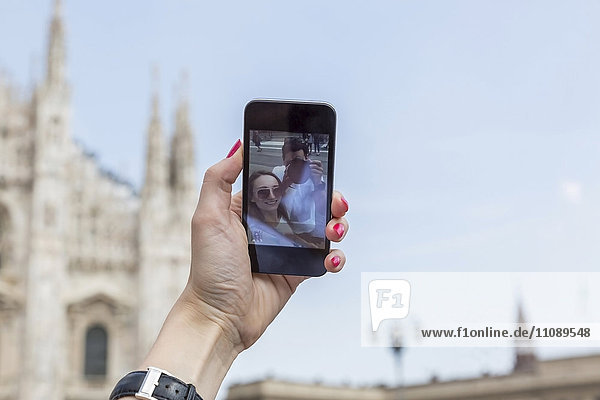 Italien,  Mailand,  touristische Selbstbedienung mit Smartphone,  Nahaufnahme