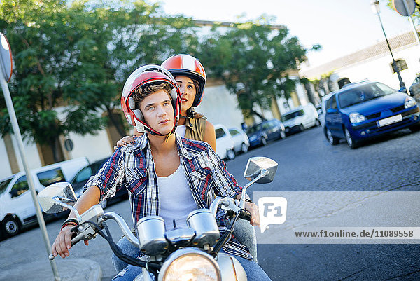Junges Ehepaar beim Motorradfahren