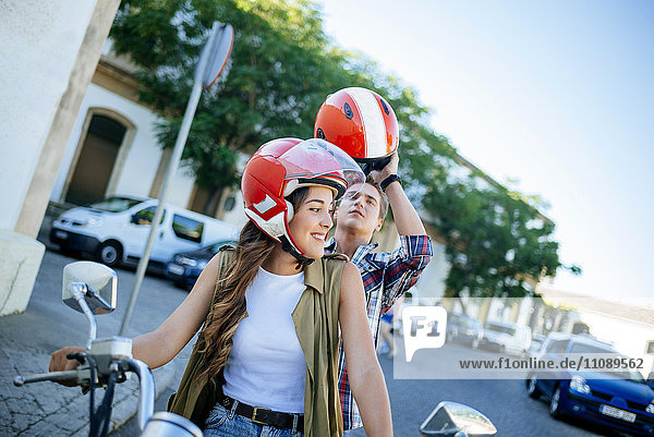 Junges Paar mit Motorrad