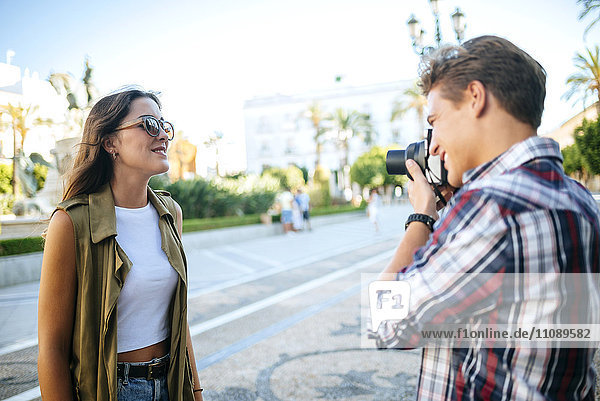 Spanien  junger Mann beim Fotografieren seiner Freundin