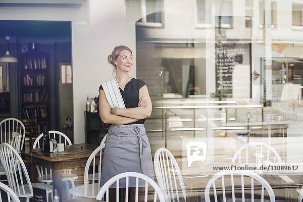Lächelnde Frau im Café