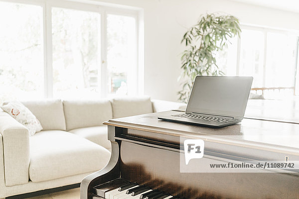 Laptop stehend auf Klavier im Wohnzimmer