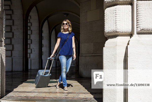 Italien  Udine  blonder Tourist mit Gepäck