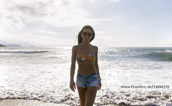 Spanien  Asturien  schöne junge Frau am Strand
