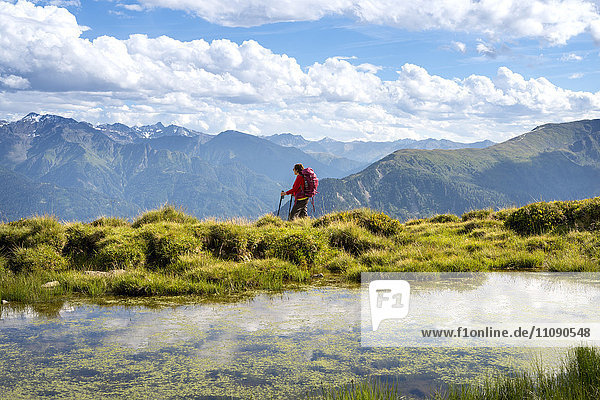 Frau beim Wandern in den Alpen  Blick auf die Aussicht