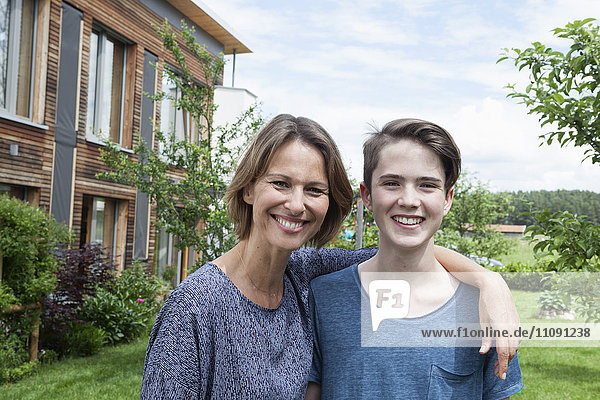 Portrait der stolzen Mutter mit Sohn im Garten