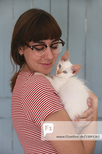 Frau hält Kätzchen auf dem Arm