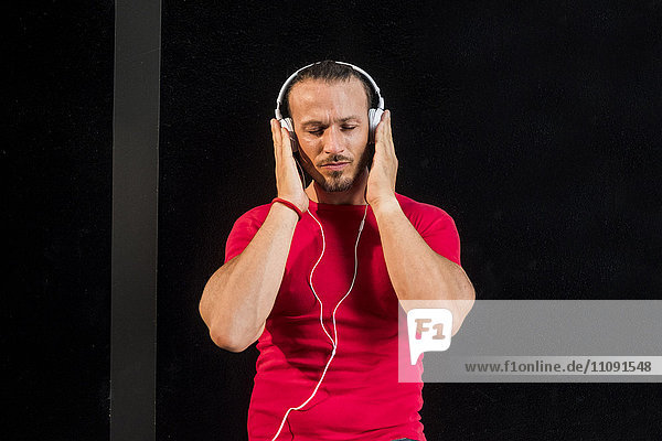 Mann hört Musik mit Kopfhörer
