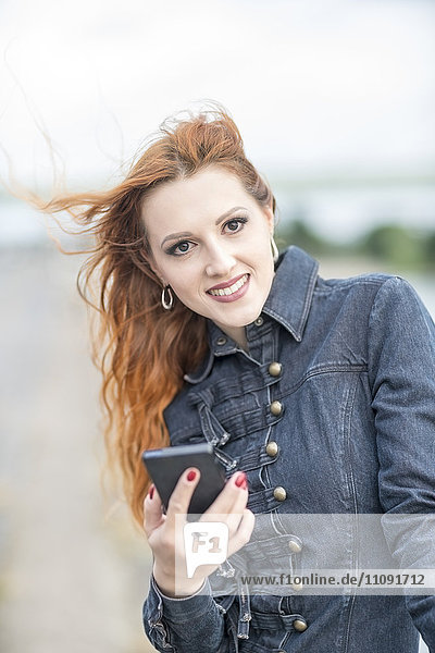 Junge Frau mit Smartphone