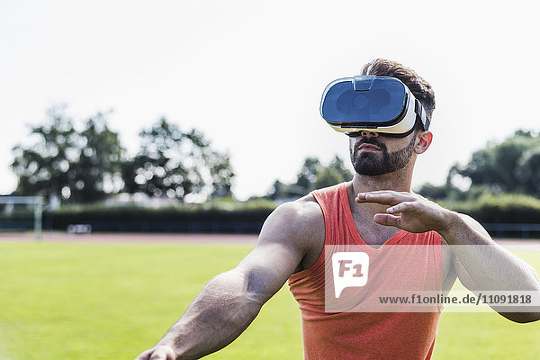 Sportler mit Virtual-Reality-Brille