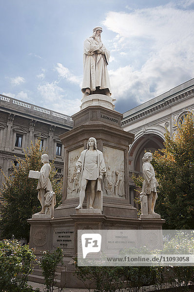 Statue von Leonardo da Vinci vor Palazzo Marino  Piazza della Scala  Mailand  Italien