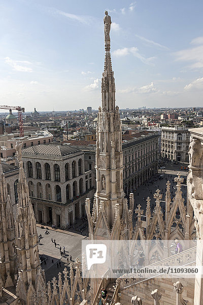 Blick auf Galleria Vittorio Emanuele II aus der Kathedrale (Duomo di Milano)  Mailand  Lombardei  Italien