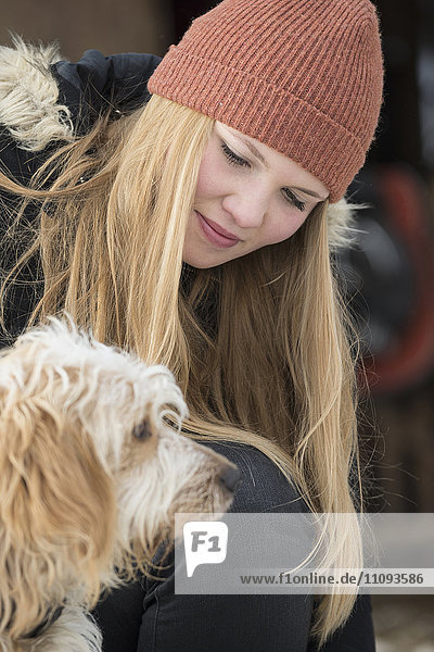 Junges Mädchen mit ihrem Hund  Bayern  Deutschland