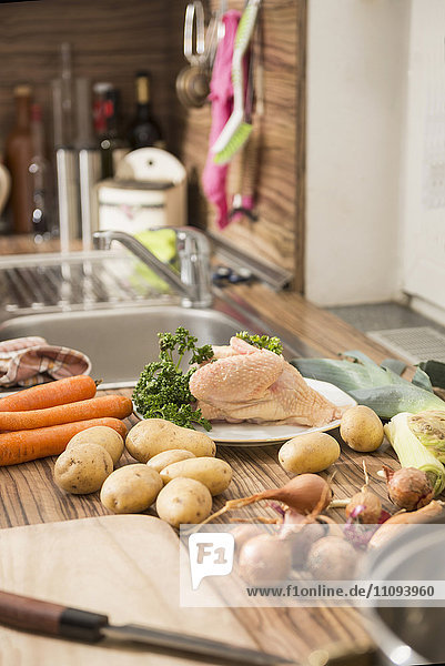 Nahaufnahme von rohen Lebensmitteln auf der Küchentheke für Hühnersuppe