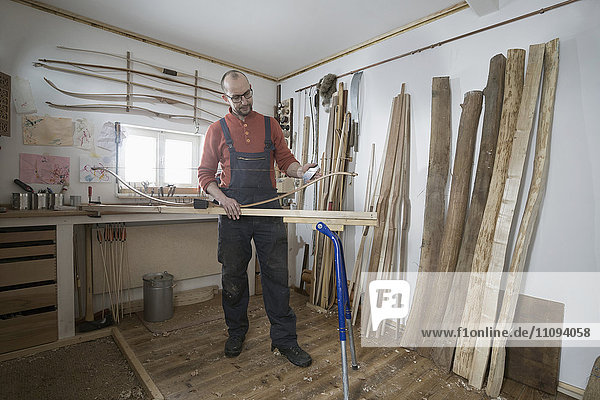 Männlicher Bogenbauer beim Bogenbau in einer Werkstatt  Bayern  Deutschland