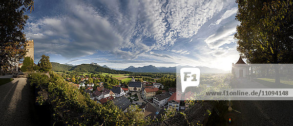 Hochformatige Ansicht des Dorfes bei Sonnenaufgang,  Neubeuern,  Bayern,  Deutschland