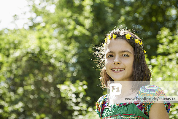 Porträt eines lächelnden Mädchens im Park  München  Bayern  Deutschland