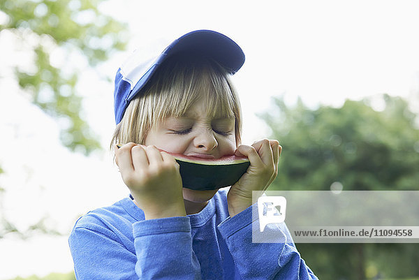 Junge genießt ein Stück Wassermelone beim Picknick  München  Bayern  Deutschland