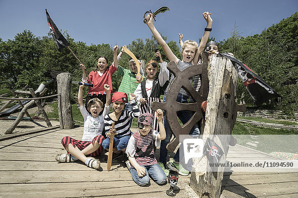 Eine Gruppe von Kindern spielt auf einem Piratenschiff auf einem Abenteuerspielplatz  Bayern  Deutschland