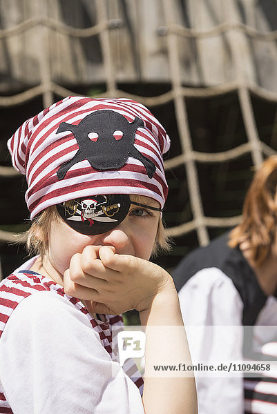 Porträt eines als Pirat verkleideten Jungen auf einem Abenteuerspielplatz  Bayern  Deutschland